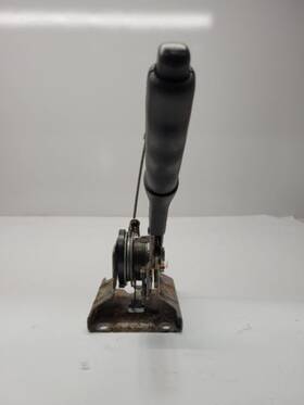 547.am8305 Jeep 2005 05 Liberty Emergency Brake Lever