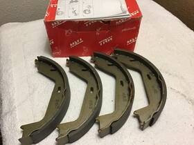 55432398 Trw Volvo 2000-09 Parking Break Shoe Set Part# 272398 Fitment Chart Below